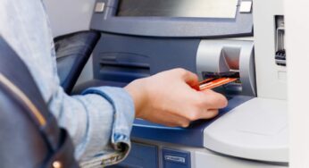 Non bisogna mai stampare la ricevuta del bancomat: il rischio è enorme, ma in molti non lo sanno